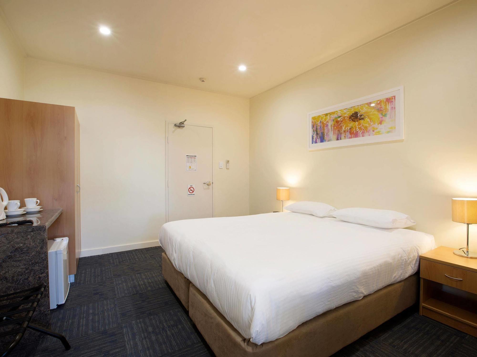 ไนท์แคป แอท แอท ไฮฟลายเออร์ โฮเต็ล Hotel แบงส์ทาวน์ ภายนอก รูปภาพ